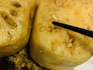 12、糯米藕,最好用寿司筷子，一头细一头粗，细孔可以用到细的那头；