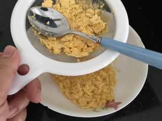 1、玛格丽特饼干（原味）,蛋黄利用勺子按压过筛，这样为增加口感细腻度，尽量不偷懒！
