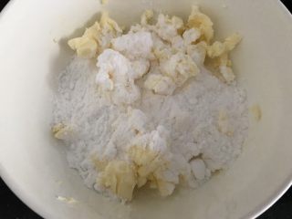 4、玛格丽特饼干（原味）,黄油软化后加入糖粉，盐，打发至体积变大蓬松，有些泛白