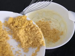 5、玛格丽特饼干（原味）,然后加入蛋黄（最好分2-3㳄加入，每加入一次打发均匀再加入）