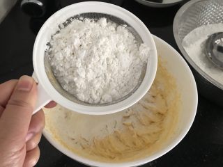 6、玛格丽特饼干（原味）,然后筛入混合粉类