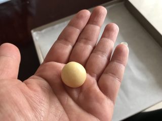 10、玛格丽特饼干（原味）,冷藏过后，揪一小块搓成球，大小可以自己喜欢，不过有时间的话，建议还是小点的好看，大约6-7克，很可爱的