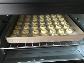 14、玛格丽特饼干（原味）,送进烤箱170度中层上下火15分钟