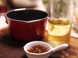 4、秘制凉拌海带,花椒油制作材料图。