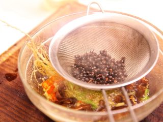 6、秘制凉拌海带,倒入花椒的时候可以拿一个滤网装一下，避免花椒掉落，因为花椒放置配料中太久，也同样会发苦的）