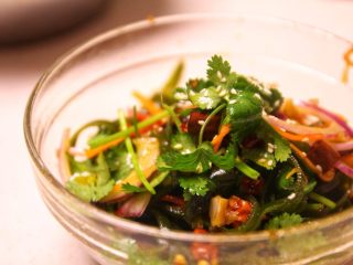 8、秘制凉拌海带,哦，对了，为了美观，可以加入少许芝麻或者熟花生，让颜色以及形态更加漂亮