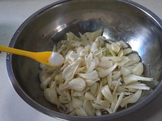 2、凉拌荞头,荞头洗净切细丝，加入食盐用手抓匀