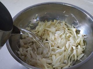 3、凉拌荞头,腌渍10-15分钟样子至入味，然后用凉开水洗去盐味