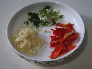 4、凉拌荞头,蒜头、辣椒和香葱处理好备用