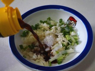 5、凉拌荞头,将葱花、蒜蓉、生抽、香醋、白糖、鸡粉加入碗里