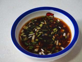 6、凉拌荞头,拌匀调成汁