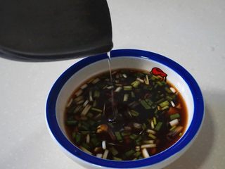 8、凉拌荞头,把烧好的花椒油，趁热加入调好的拌汁里