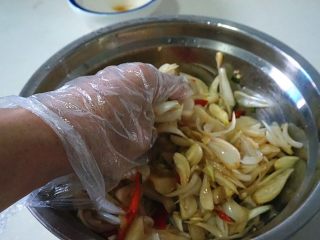 11、凉拌荞头,手戴一次性手套，用手抓匀就好