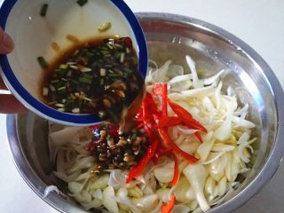 10、凉拌荞头,把洗去盐味的荞头丝加入深盆里，加入辣椒丝，再倒入调好的拌汁