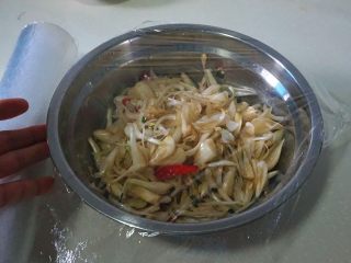 12、凉拌荞头,把拌好的荞头，用保鲜膜蒙上放进冰箱冷藏两、三小时，食时取出即可（冷藏这一步可省略）