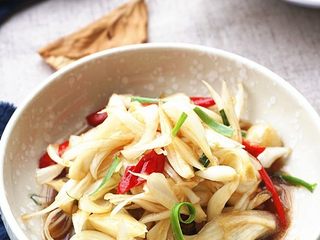 13、凉拌荞头,淋上适量香油拌匀即可装盘