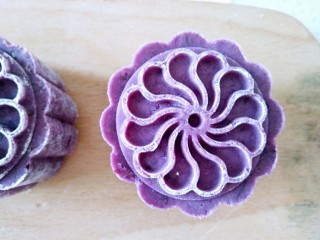 12、中式点心+月饼“蒸”的好吃！,再轻轻的把月饼推出来，注意每做一个月饼都要撒一遍干粉，这样就容易脱模一点了。