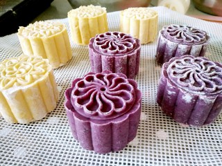 13、中式点心+月饼“蒸”的好吃！,做好的紫薯和南瓜月饼放到蒸笼里隔水蒸。