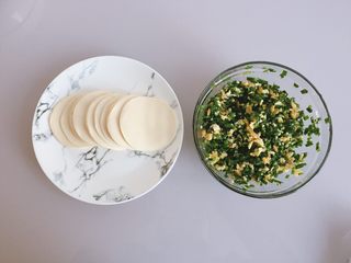 1、饺皮双层饼,准备饺子皮和饺子馅，按照自己口味来准备就可以