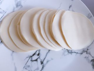 2、饺皮双层饼,也可以自己和面擀皮