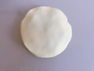 4、饺皮双层饼,在馅上面盖上一个饺子皮