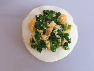 5、饺皮双层饼,接着再放一些馅