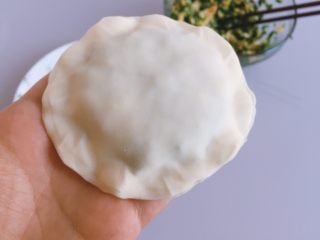 7、饺皮双层饼,把周围捏一下