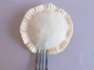 8、饺皮双层饼,用叉子压一圈
