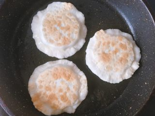 11、饺皮双层饼,韭菜鸡蛋馅很好熟，如果是肉馅需要锅内淋些水，盖上盖子焖一会，就像做水煎包那样