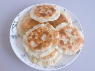 12、饺皮双层饼,全部烙好了，切开就可以吃啦