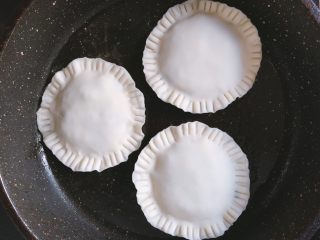 10、饺皮双层饼,平底锅，少许油，中小火，烙至两面金黄