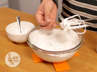 8、彩虹蛋白饼干，外形可爱，口感入口即化,直到用手捏蛋白感觉不到任何颗粒就可以了