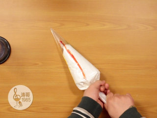 13、彩虹蛋白饼干，外形可爱，口感入口即化,涂好颜色后，把之前打发好的蛋白小心装裱花袋里拧紧