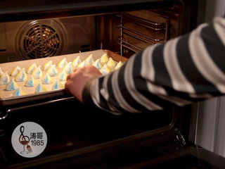 16、彩虹蛋白饼干，外形可爱，口感入口即化,都挤好后放入烤箱的中下层上下火100℃烤45分钟左右
