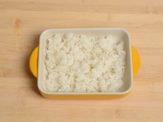 2、法式牛腩焗饭,米饭盛入焗饭盘中打松散