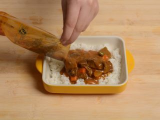 3、法式牛腩焗饭,加热好的料包取出倒在米饭上