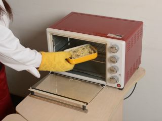 5、法式牛腩焗饭,烤箱调上下火220℃烤15分钟，烤好后取出即可享用美味