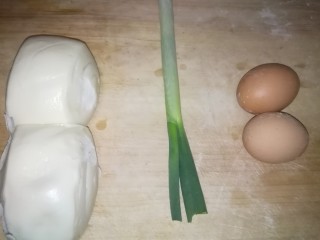 1、鸡蛋馒头披萨,准备好馒头，葱和鸡蛋