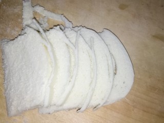 2、鸡蛋馒头披萨,馒头切片