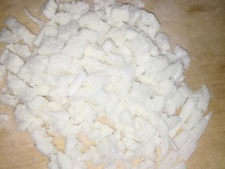 3、鸡蛋馒头披萨,切成小方块备用