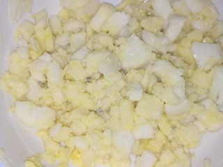 5、鸡蛋馒头披萨,馒头块均匀的裹一层蛋液