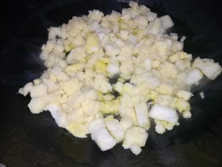 6、鸡蛋馒头披萨,热锅凉油煎馒头块