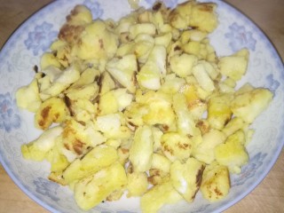 7、鸡蛋馒头披萨,煎至表面金黄备用