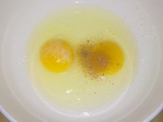 8、鸡蛋馒头披萨,两颗鸡蛋加入盐和五香粉