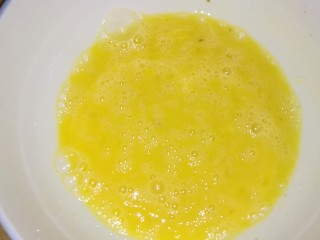 9、鸡蛋馒头披萨,搅拌均匀