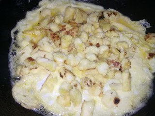 11、鸡蛋馒头披萨,蛋液未凝固的时候倒入馒头块