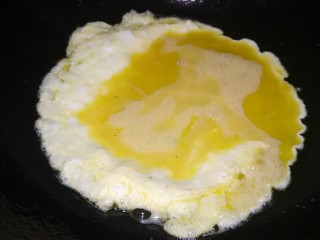 10、鸡蛋馒头披萨,热锅凉油倒入蛋液