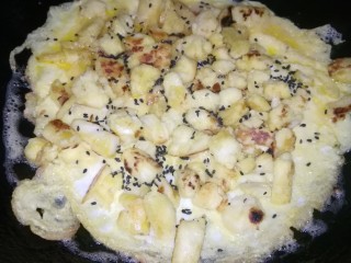 12、鸡蛋馒头披萨,撒适量黑芝麻