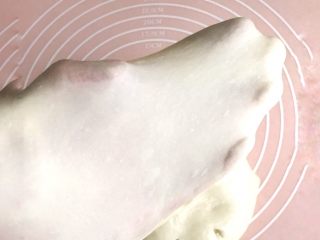 4、早餐+一次性发酵牛角肉松面包（无糖低油）,我习惯拿出来后，再在案板上摔打几下，使得面团均匀达到完全阶段，这个已经很均匀了