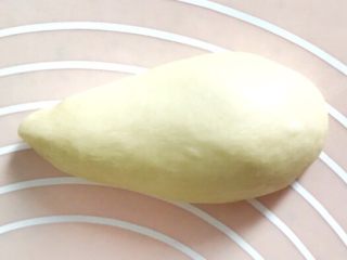 9、早餐+一次性发酵牛角肉松面包（无糖低油）,取其中一个面团